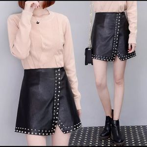 Brand new women Faux leather skirt size L